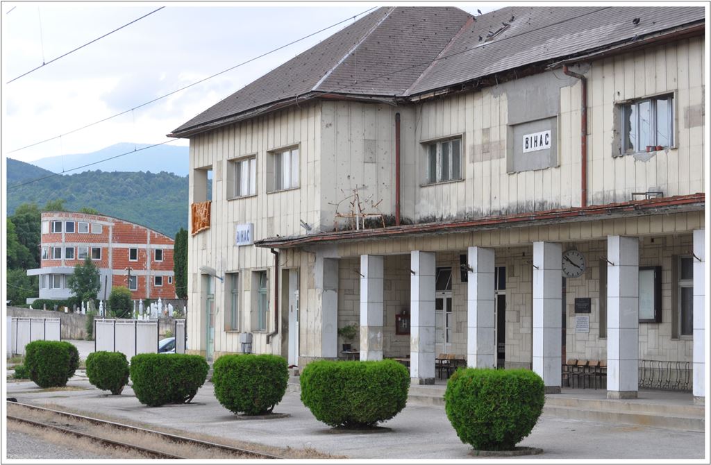 Das einzige was noch zu funktionieren scheint ist die Schweizer Bahnhofsuhr am Bahnhof in Bihać. (28.06.2013)