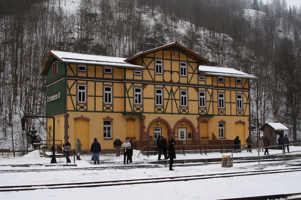 Das Empfangsgebude des Bahnhofes  Eisfelder Talmhle , aufgenommen am 26.01.2013. Es wurde 1905 errichtet und liegt auf einer Hhe von 352m . NN. In diesem Bahnhof treffen die Strecken der Harzquer- und Selketalbahn zusammen.