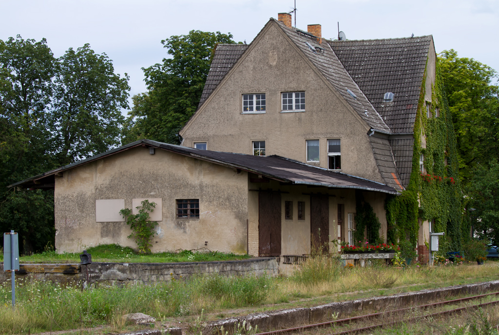 Das Empfangsgebäude des stillgelegten Bahnhofs Feldberg wird offensichtlich noch als Wohngebäude genutzt. -21.08.2012

