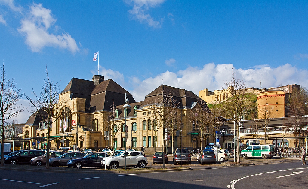 Das Empfangsgebude vom Hauptbahnhof Koblenz am 13. 04.2013.

Oben rechts thront das Fort Grofrst Konstantin im Stadtteil Karthause.

Der Centralbahnhof, wie seine offizielle Bezeichnung damals war, wurde am 1. Mai 1902 feierlich eingeweiht.
