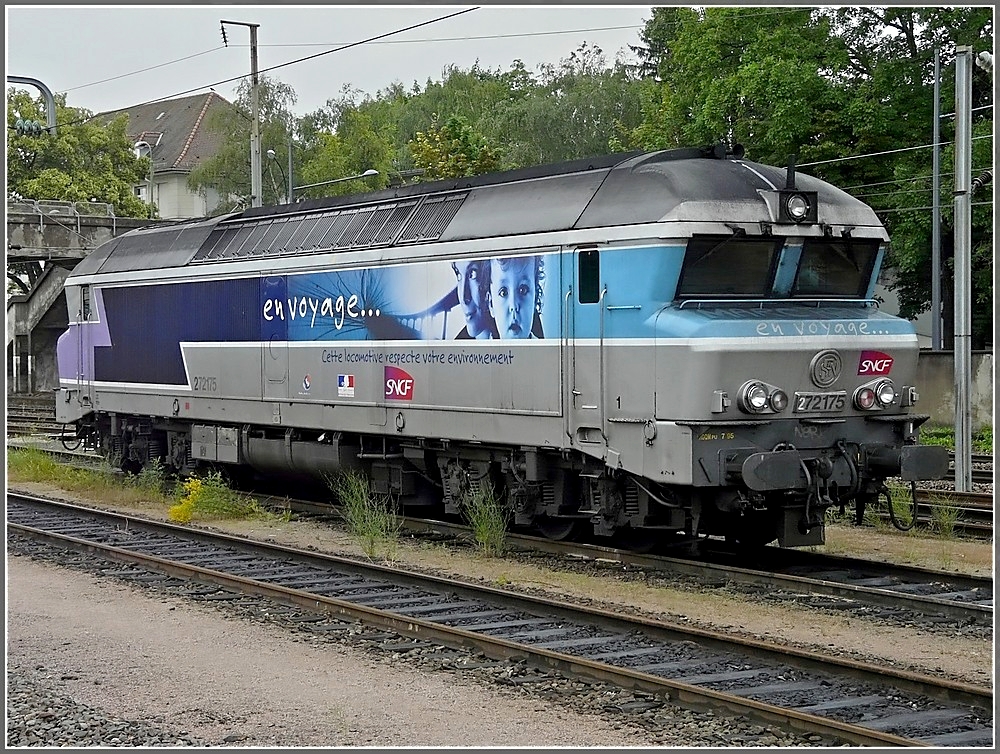 Das  en voyage  Design wird leider immer seltener auf Frankreichs Schienen, aber am 19.06.10 prsentierte sich die CC 72175 noch in diesem extravaganten Farbkleid im Bahnhof von Mulhouse. (Jeanny) 