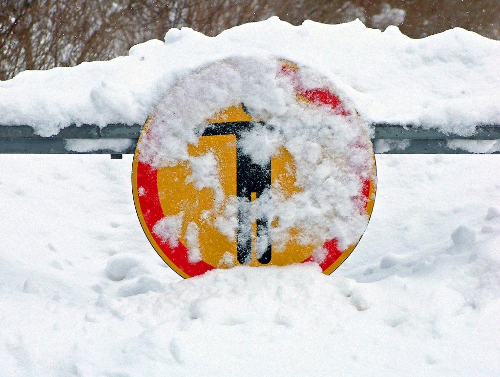 Das Ende-des-Bahnsteigs-Schild des Klingenthaler Bhfs. ist fast vollkommen vom Schnee verschlungen, 29.1.010.