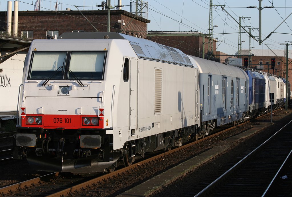 Das Ende des Lokzuges aus 246 011-1 der IGT, 186 163-2 der Euro Cargo Rail, 186 240-8, 185 642-6 von MGW Service und 076 101 am 21.11.2009 in D�sseldorf HBF