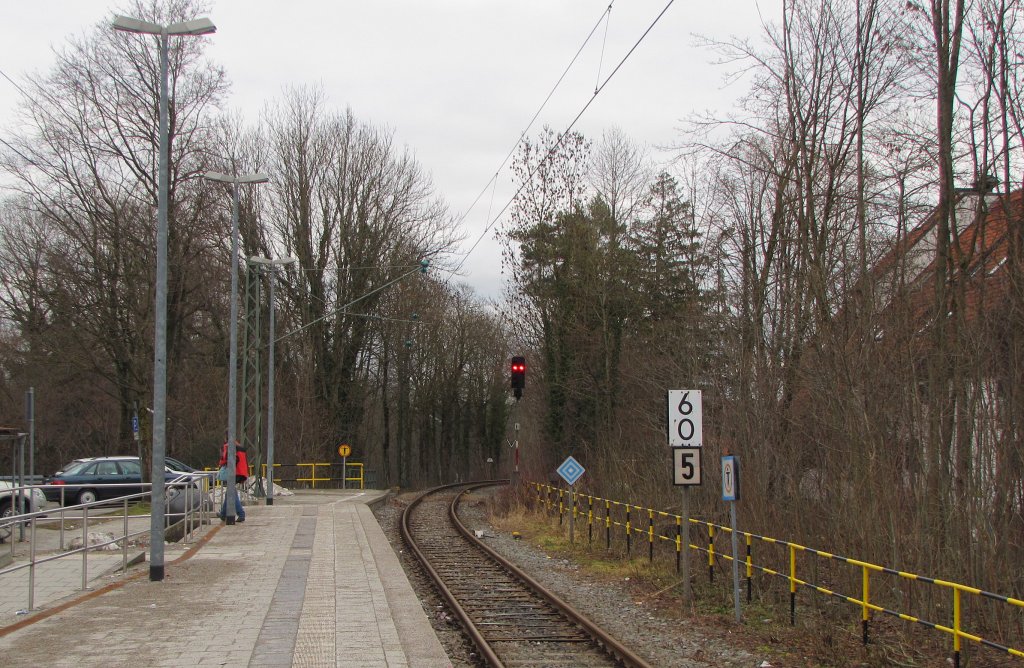Das Ende der Fahrleitung fr die S4 der S-Bahn Mnchen im Bf Ebersberg (Oberbay). Das Gleis fhrt weiter nach Wasserburg (Inn); 14.01.2011