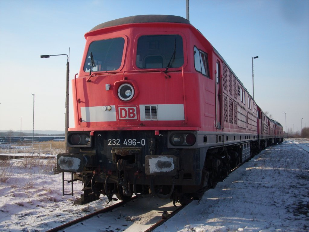 Das Ende fr 232 496 ist schon besiegelt.Demnchst wird die Lok, zusammen mit den Loks die auf dem Bild zuerkennen sind, Mukran endgltig zum Schrottplatz verlassen.Am 23.Januar 2010 habe ich wohl meine letzte Aufnahme von der 232 496 gemacht.