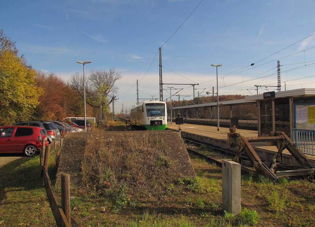 Das Ende der Stumpfgleise 1a und 1 im Bf Gotha. Auerdem wartet der EB VT 011 als EB 80656 nach Bad Langensalza auf dem Abfahrt; 03.11.2011