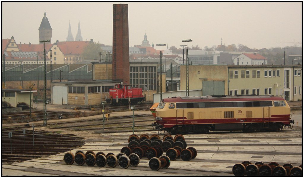 Das erinnert irgendwie an die Zeit vor 3 Jahren, wo Regensburg noch die V 160 Hochburg war. Heute sieht man auf den eh. Pltzen der V 160 nur noch 363, 294 und 333. Deswegen habe ich mich auch fr diese Motivwahl mit dem alten Dom und den alten Rdern entschieden. So schn beige im Vordergrund ist brigens die Regensburger 217 001 die im BW zur Untersuchung war und diese scheinbar erfolgreich absolviert hat. 
Fotostandpunkt war von einem Radweg aus, Kirchmeierstrae. 