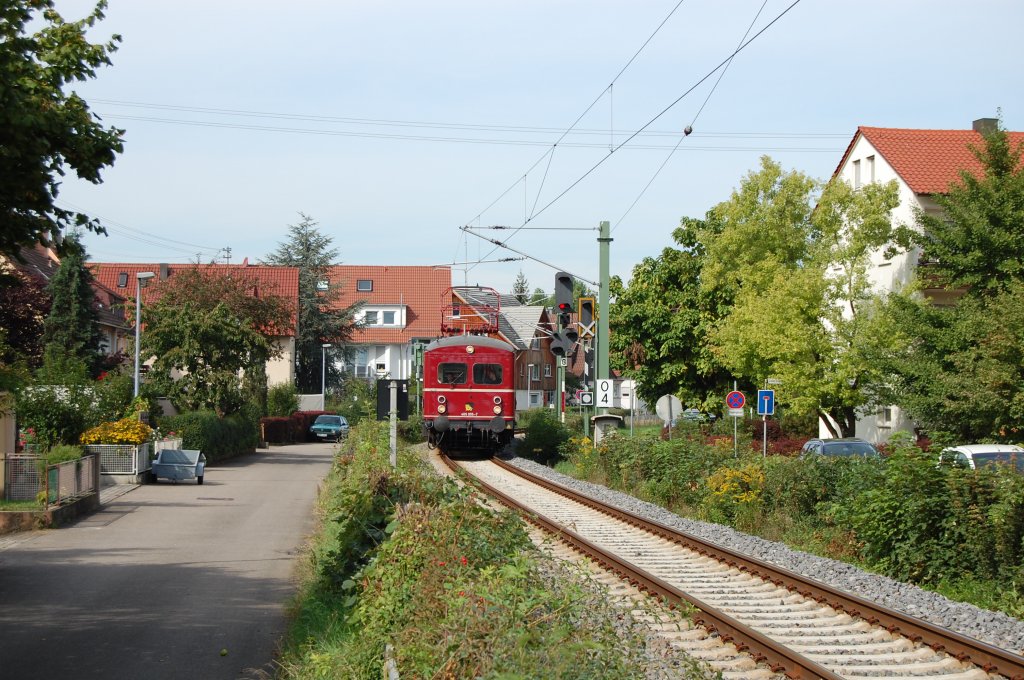 Das erste elektrische Schienenfahrzeug, das - au�er den S-Bahnen - aus eigener Kraft nach Kirchheim fuhr, war der  Rote Heuler . Am 12.9.10 fuhr der Zug 465 005-7 anl�sslich des Tages des offenen Denkmals als kostenloser Sonderzug zwischen Kirchheim und Kornwestheim. Die erste Fahrt, die diesen Zug nach Kirchheim f�hrte, konnte ich bei der Ortsdurchfahrt von Wendlingen aufnehmen. Ein freundlicher Gru� geht an das laut pfeifende Team im F�hrerstand des Sdz 36593 (Kornwestheim - Kirchheim/Teck).