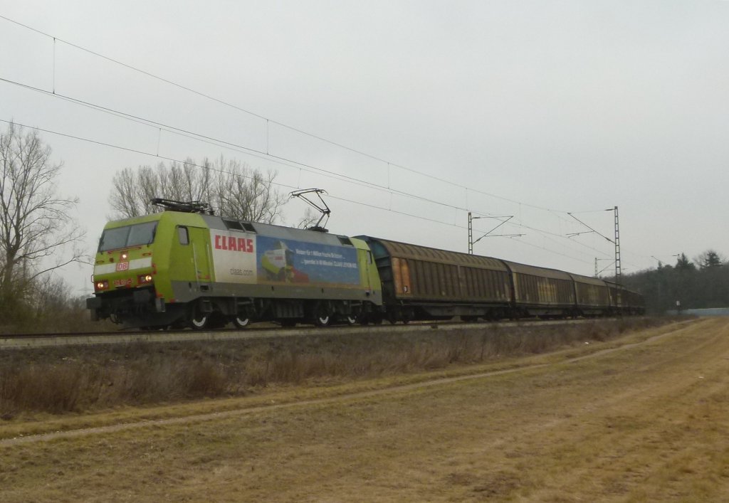 Das erste highlight, 152 005-5 (Claas) mit einem Schiebewandwagenzug am 01.03.2012 bei Waghusel