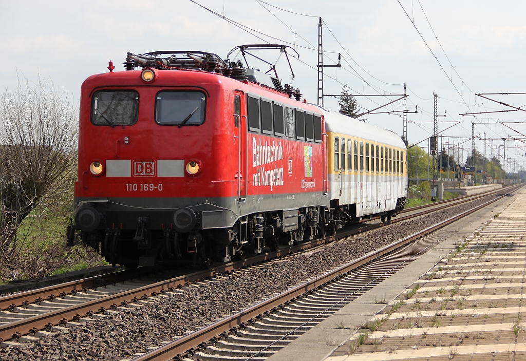 Das erste Highlight in Dedensen-Gmmer am 17.04.0212 war die 110 169-0 mit einem Messwagen auf der SFS in Richtung Wunstorf.