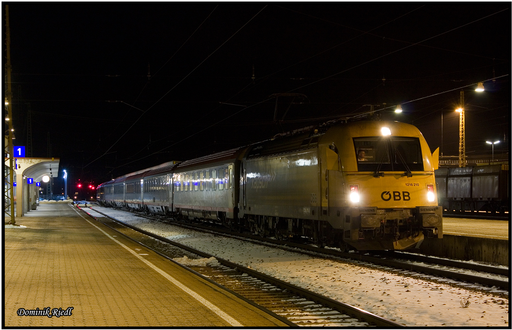 Das erste mal unter dieser Beklebung nach Villach unterwegs, die 1216 210 mit dem EC 173 bei ihrem Halt in Knittelfeld. 15.01.2012
