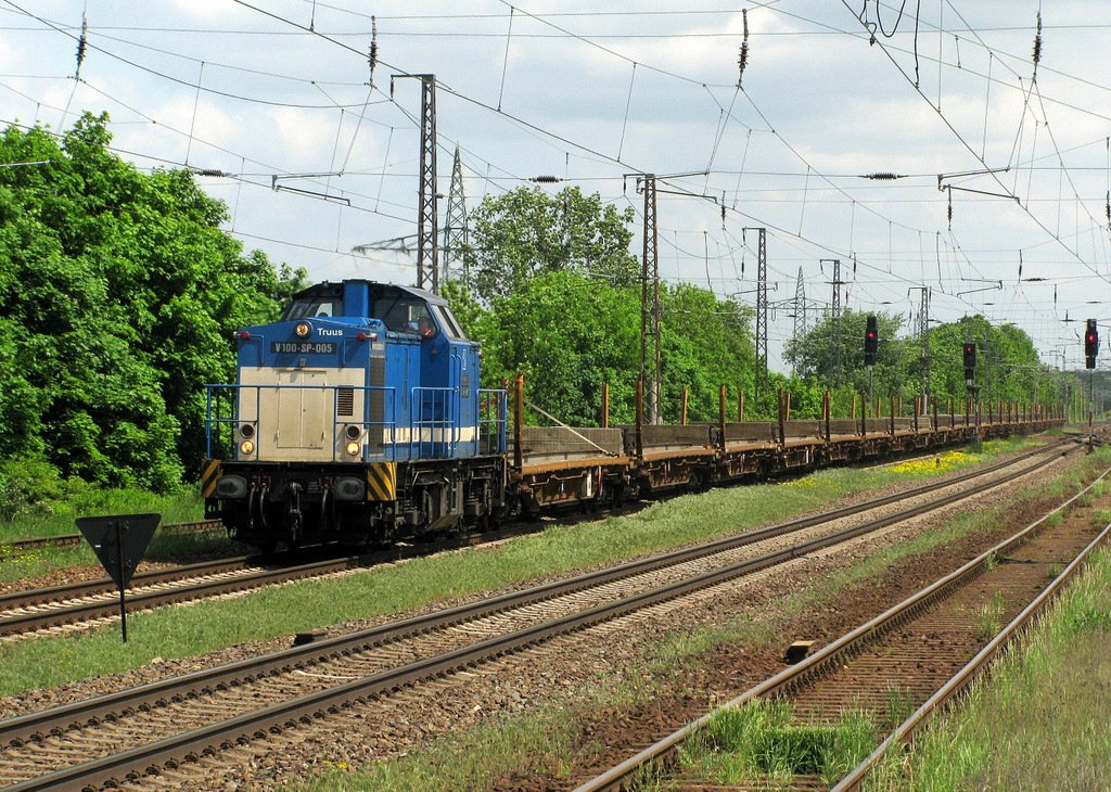Das erste richtige Sonnenbild aus Saarmund zeigt die V 100 - SP - 005 mit ein paar Flachwagen. Am 25.05 Richtung Golm.