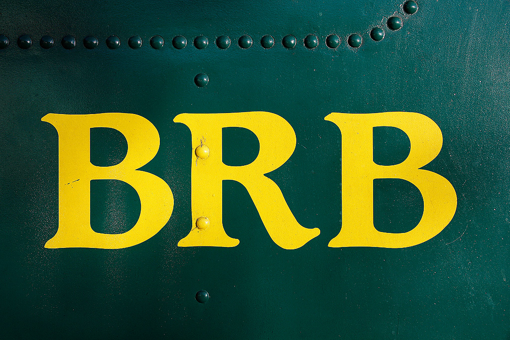 Das etwas speckige BRB-Logo, wie es bei Dampflok H 2/3 Nr. 2 bis vor der R3-Revision im letzten Winter am Wasserkasten prangte. Noch ist dieses Logo an Wagen B1, B21 und in leicht abgenderter Form auf dem M2 zu sehen.
Aufnahme vom 29. Okt. 2010, 09:34