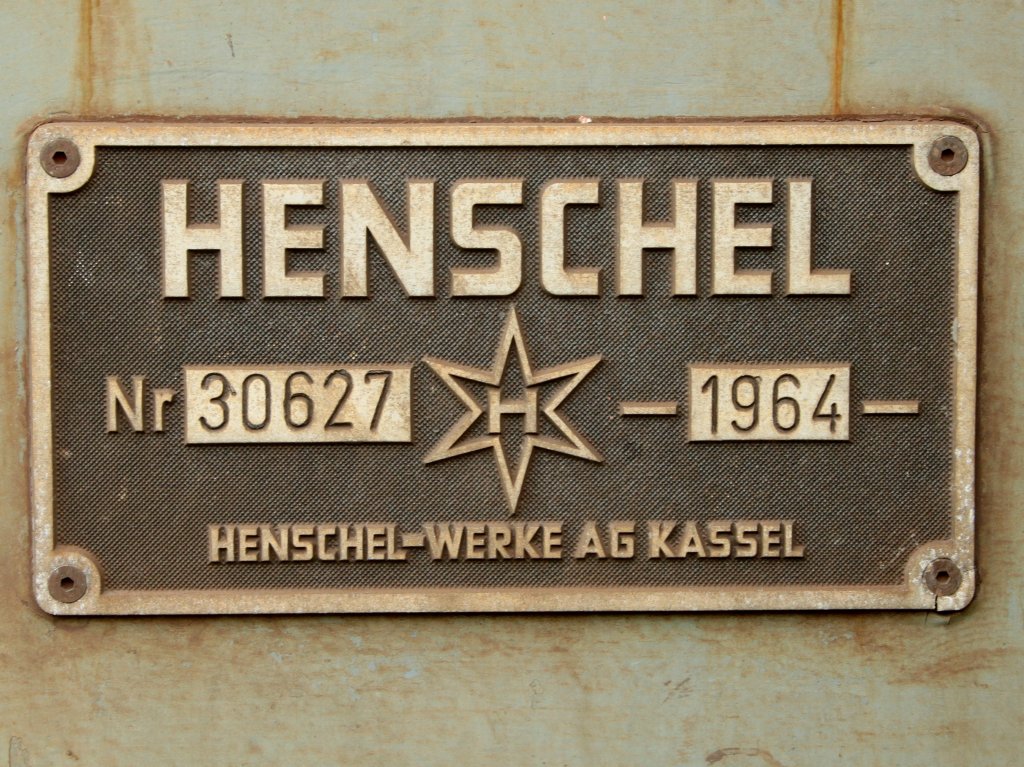 Das Fabrikschild der 1964 von Henschel in Kassel gebauten Lok mit der Nr.30627
