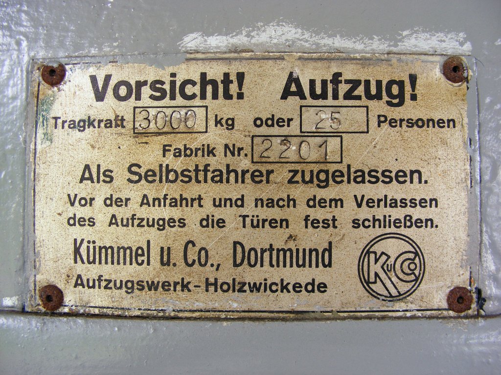 Das Fabrikschild eines stillgelegten Gepckaufzuges auf dem nrdlichen Bahnsteig des Herner Bahnhofs, 29. Juni 2010.