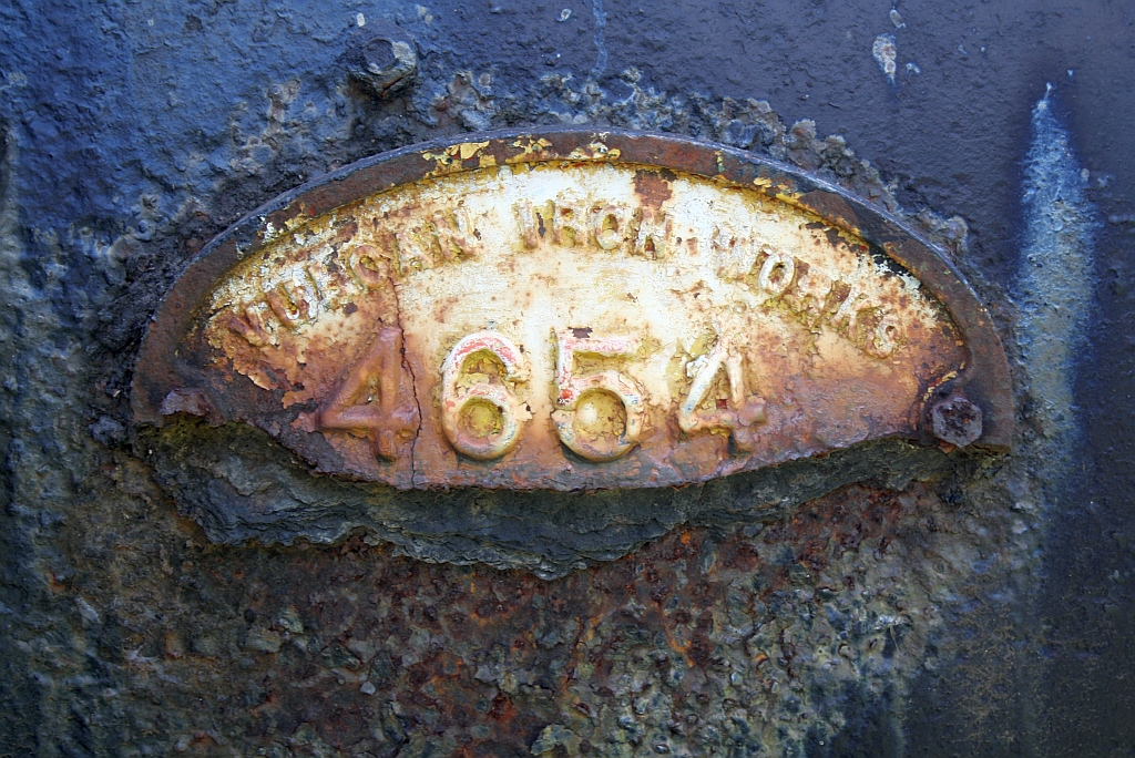 Das Fabriksschild der TPI-Ko Kha No.8 (1'B1't-h2, 750mm, Vulcan Iron Works - USA, Bauj. 1947, Fabr.Nr. 4654) hat auch schon bessere Zeiten gesehen. Bild vom 25.Oktober 2011 in Ko Kha.