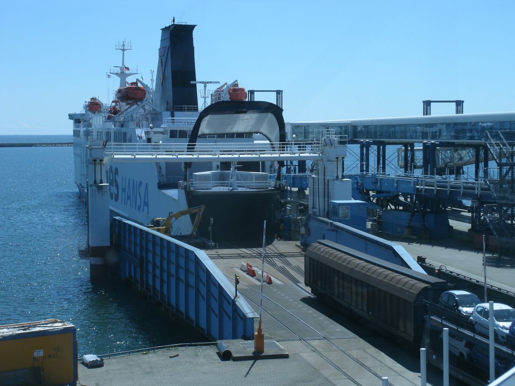Das Fhrschiff  Sassnitz  wurde am 06.Juli 2011 mit Gterwagen in Mukran beladen.