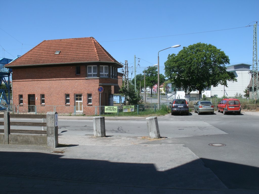 Das Fahrdienstleiterstellwerk B2 in Bergen/Rgen von der Straenseite am 21.Juli 2013.Wo sich die parkende Auto`s sind,befand sich einst ein Bahnbergang ber die,bis zum Bau der Umgehungsstrae,der gesamte Autohauptverkehr verlief.