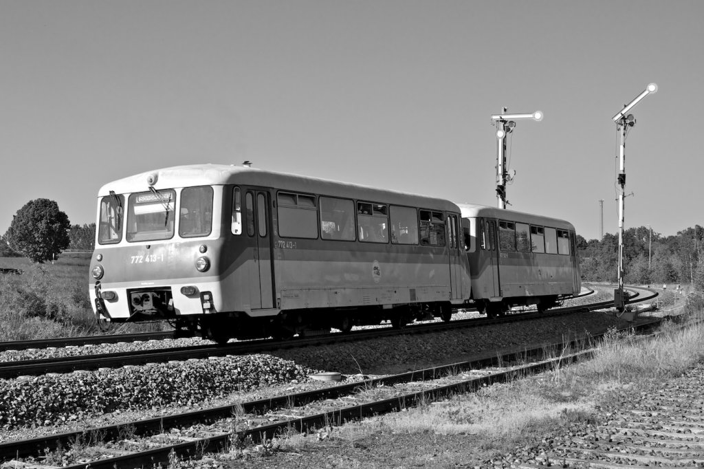 Das Ferkeltaxigespann 972 502 und 772 413 fhrt am spten Nachmittag des 20. Mai 2012 aus dem Bahnhof Deutschenbora weiter in Richtung Meien.