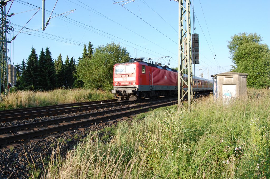 Das Foto zeigt einen S-Bahnzug der Linie S8 M�nchengladbach - Hagen
an der Bahnhofsausfahrt in Kleinenbroich