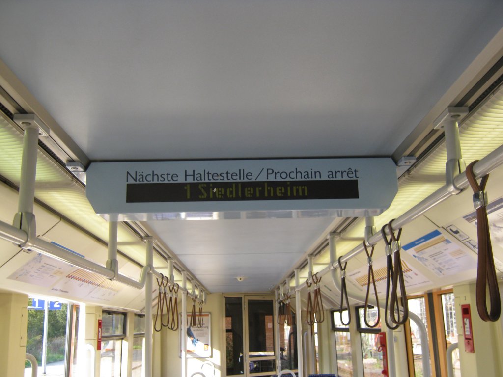 Das Foto zeigt die Haltestellen Anzeige in einer Saarbahn. Das Foto habe ich am 09.10.2010 gemacht.
