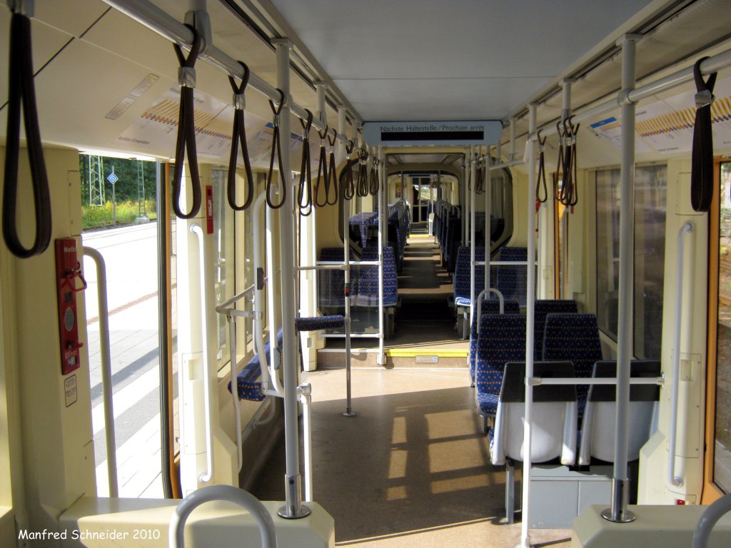 Das Foto zeigt das Innere einer Saarbahn. Die Aufnahme des Foto war am 04.09.2010.Leider sind die Fenster mit Werbung beklebt, dadurch wirkt das Foto etwas dunkler.