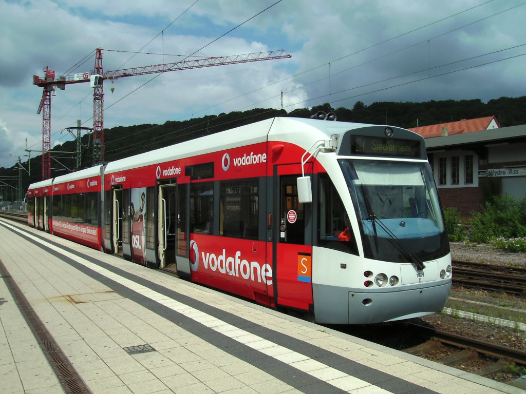 Das Foto zeigt eine Saarbahn mit neuer Vodafone Werbung.Das Foto habe ich am 24.07.2010 in Saarbrcken Brebach gemacht.