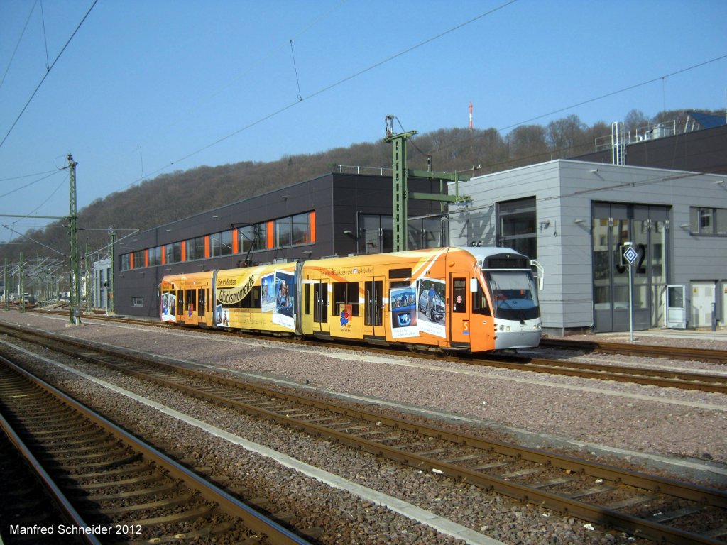 Das Foto zeigt die Saarbahn vor der neuen Halle, die noch in diesem Jahr in Betrieb genommen wird.Dann stehen die Zge seit 1997 nicht mehr im freien. Das Bild habe ich im Mrz 2012 in Saarbrcken-Brebach gemacht.
