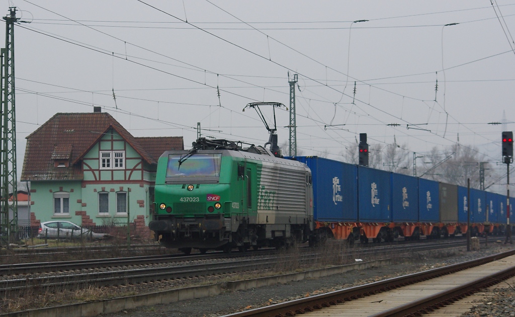Das FRET(tchen) 437 023 mit der  blauen Wand  in Richtung Bebra. Aufgenommen am 19.02.2011 in Mecklar.