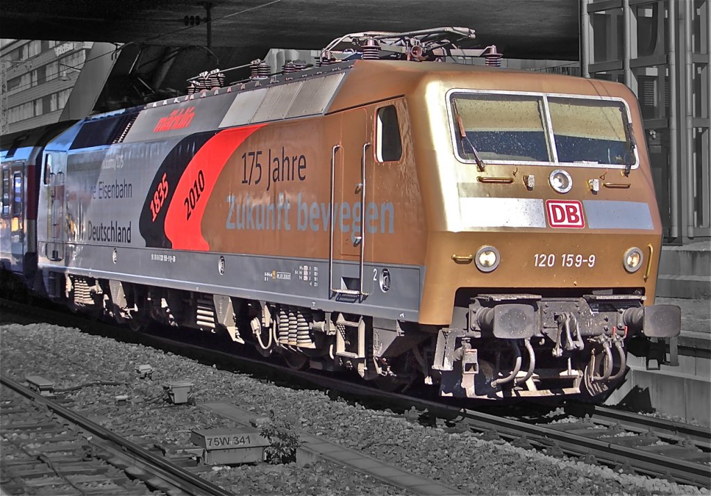 Das fnfte zufllige Treffen mit der 120 159-9: Hier in Freiburg HBF, in Color Key. 