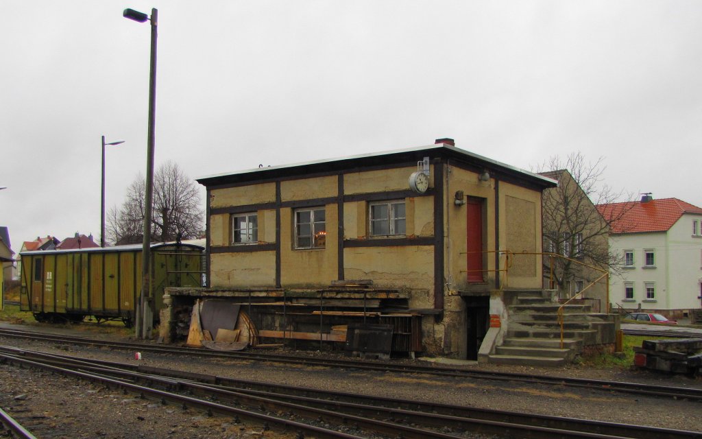 Das Gebude der Lokleitung im Bw Mgeln, vom Zug aus fotografiert; 02.01.2012