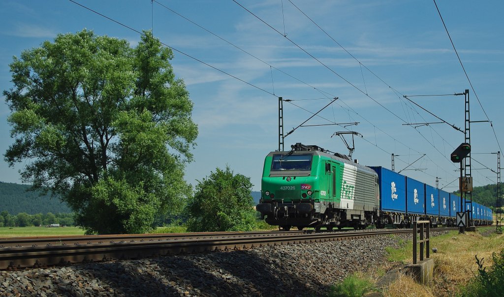 Das Gegenfrettchen zum ersten Frettchen: FRET 437026 mit dem Gegen-ITL-Containerzug in Fahrtrichtung Sden. Aufgenommen am 08.07.2010 im Haunetal bei Neukirchen.