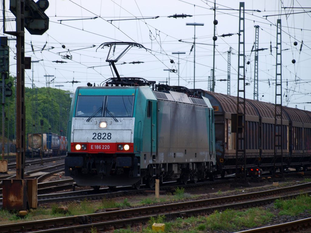 Das geht nur mit Schubhilfe. Schwer zu ziehen hat am 10.05.2010 Cobra 186 220 an dem G�terzug �ber die Montzenlinie nach Belgien, deshalb schiebt 151 062-7 bis zum Gemmenicher Tunnel um die Steigung zu schaffen.