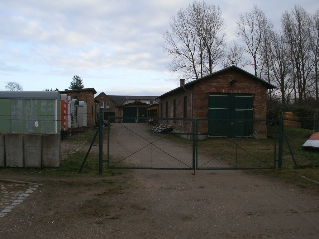 Das Gelnde vom ehmaligen nrdlichsten Bahnhof der DR in Altenkirchen am 26.Dezember 2012.Endpunkt der Schmalspurbahn Bergen/Rgen-Altenkirchen.Gut erhalten sind die beiden Lokschuppen und der Gterschuppen.