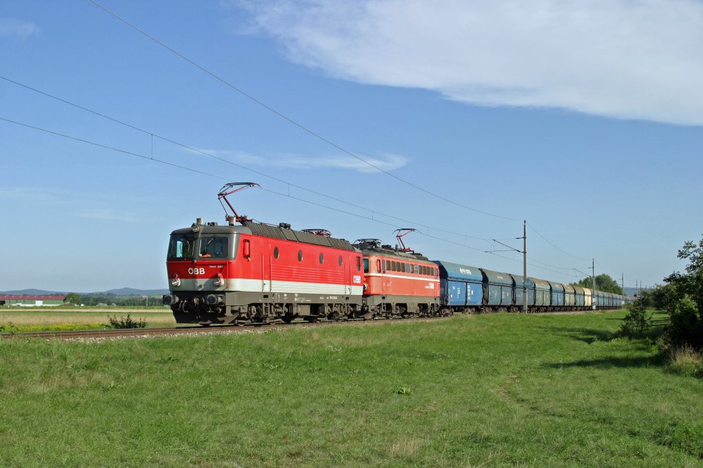Das gemischte Tandem 1144.200+1142.564 bringen den GAG-49050 bei Weigelsdorf Richtung Wien. 2.8.12