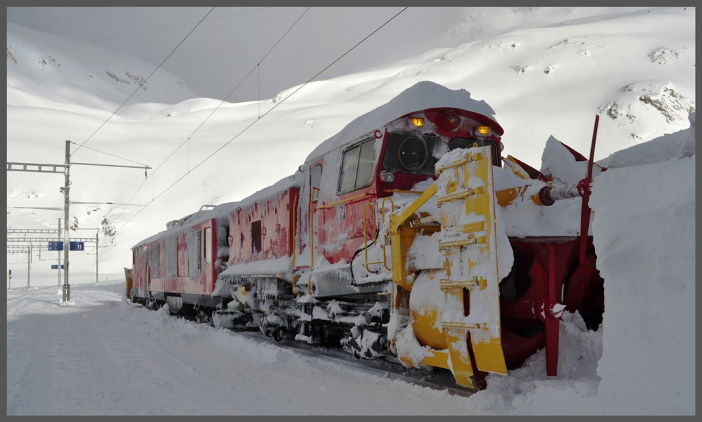 Das Gert frs Grobe, Schneepflug, HGm 4/4 61 und Schleuder Xrot...auf dem Oberalppass. (10.01.2012)