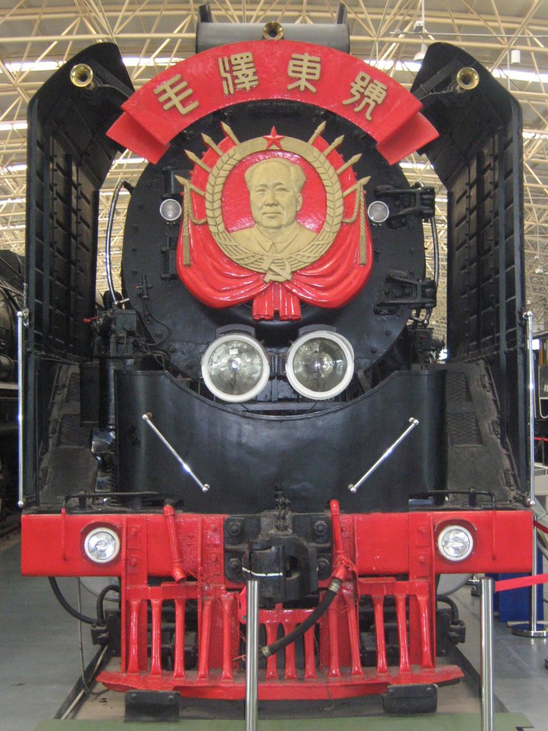 Das  Gesicht  einer chinesischen Dampflok, aufgenommen im Juni 2011 im China Railway Museum in Peking.

Riesige Halle, tolle Ausstellung, menschenleer (5 Angestellte, max. 10 Touristen)m ein empfehlenswerter Besuch,(wenn man mal in der Nhe ist).
