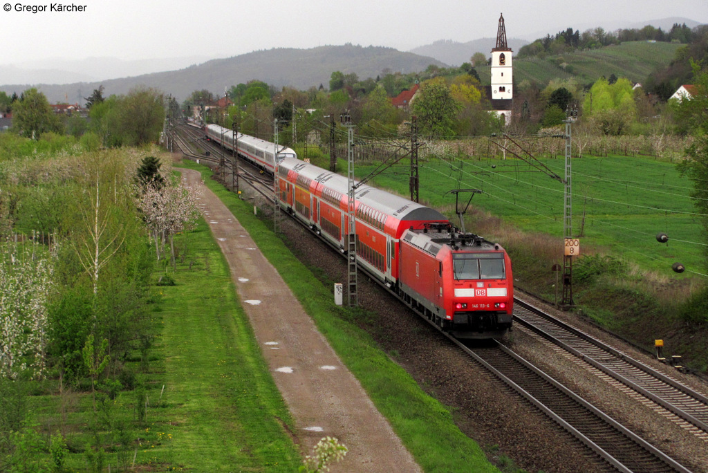 Das gibt es auch nicht alle Tage. Die 146 113-6 kommt mit dem RE 26510 (Basel-Offenburg) ber das Gegengleis nach Denzlingen gefahren und wird dabei fliegend von einem ICE-Ersatzzug berholt. Denzlingen, 21.04.2012.