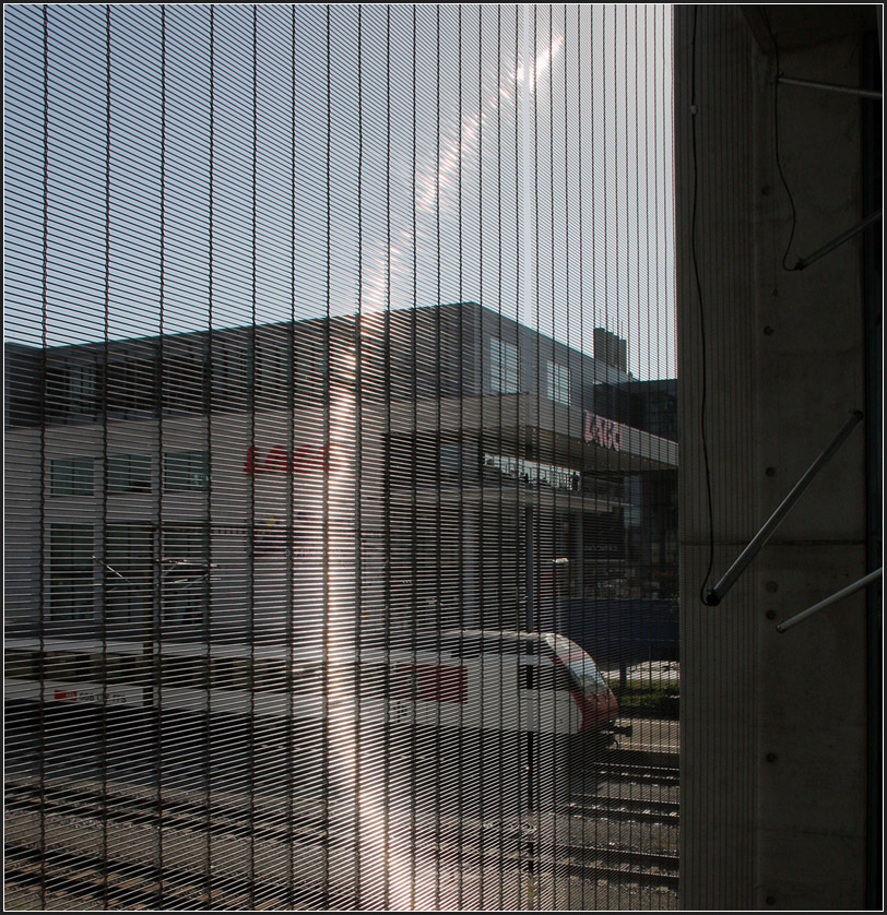 Das Gitter, die Sonne und ein Zug - 

Impression des Bahnhofes von Konstanz (Aufgang zur Fußgängerbrücke über Gleise). Dank auch an die Passanten, die kurz warteten, bis ich das Bild im Kasten hatte. Neue, veränderte Version. 

17.06.2013 (M)