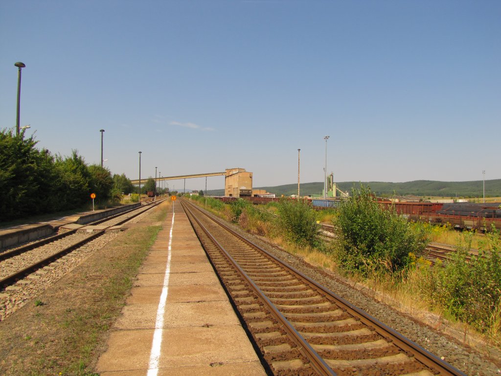 Das Gleis 1 und 2 in Knitz (Thr). Im Hintergrund erkennt man die Verladestation vom Tagebau Kamsdorf; 15.08.2012