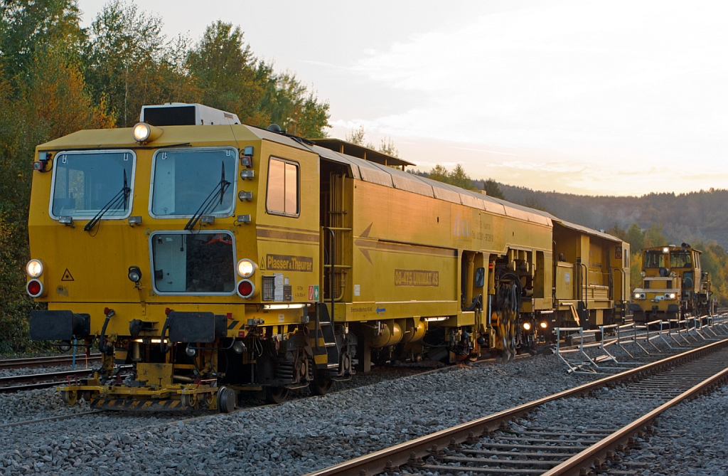 Das Gleis 2 im Bereich vom Bahnhof Herdorf an der KBS 462 (Hellertalbahn) ist verlegt und geschotter nun heist es stopfen (und gleichzeitig anheben und richten). Ab dem Nachmittag das 19.10.2012 kommt die Stopfmaschine zu Einsatz, hier die Plasser und Theurer Universalstopfmaschine (Nivellier-, Hebe-, Richt- und Stopfmaschinen) Unimat 08-475/4S (Schweres Nebenfahrzeug Nr. 97 43 42 533 17 - 7; EBA 99 I 11 A 002) der DGU - Deutsche Gleisbau Union (Koblenz). Sie ist eine kombinierte Gleis- u. Weichenstopfmaschine und wurde 2001 unter der Fabriknummer 1175 gebaut, das Eigengewichtbetrgt 100t, die Hchstgeschwindigkeit bei Eigenfahrt betrgt 100 km/h,  die zugelassene Streckenklasse ist B1 oder hher. Dahinter ist eine Schnellschotterplaniermaschine SSP 110 SW und wartet auf die nchten zu planierende Metern.