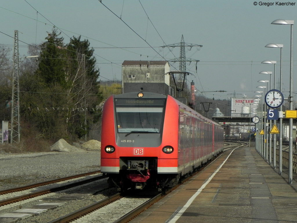 Das Gleis 5 in Mhlacker ist das Gleis, an dem heute gerade mal noch 7 Personenzge am Tag anhalten. Dieser Bahnsteig wird nur von der alle 120 Minuten verkehrenden RE-Verbindung Stuttgart-Heidelberg ber Vaihingen (Enz), Mhlacker, Bruchsal bentigt. Am 12.03.2011 fahren 425 313 und 425 308 als RE 19508 (Stuttgart-Heidelberg) auf Gleis 5 in Mhlacker ein.