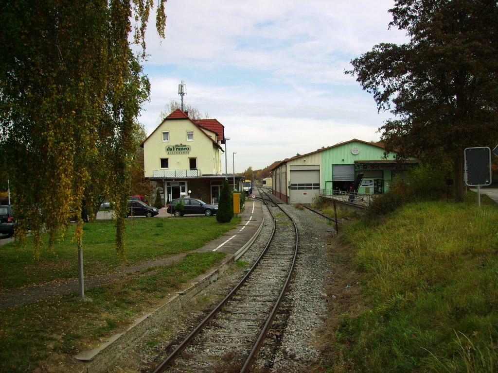 Das Gleisende des Bahnhofs Weissach am 03.11.2011. Im Hintergrund sind die zwei abgestellten NE81 erkennbar.