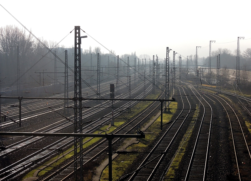 Das Gleisfeld von Hamburg-Wilhelmsburg im schnen Gegenlicht eines Hamburger Wintermorgens. 25.1.2012