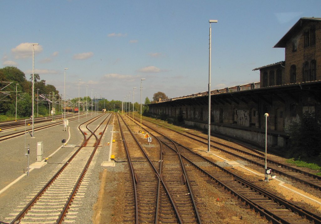 Das Gleisvorfeld in Dessau Hbf, in Fahrtrichtung Berlin, aus dem Oberdeck des DVE 670 004 fotografiert; 14.09.2011
