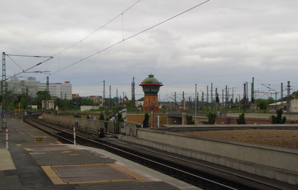 Das Gleisvorfeld und der ehemalige Wasserturm, am 26.06.2012 in Halle (S) Hbf.