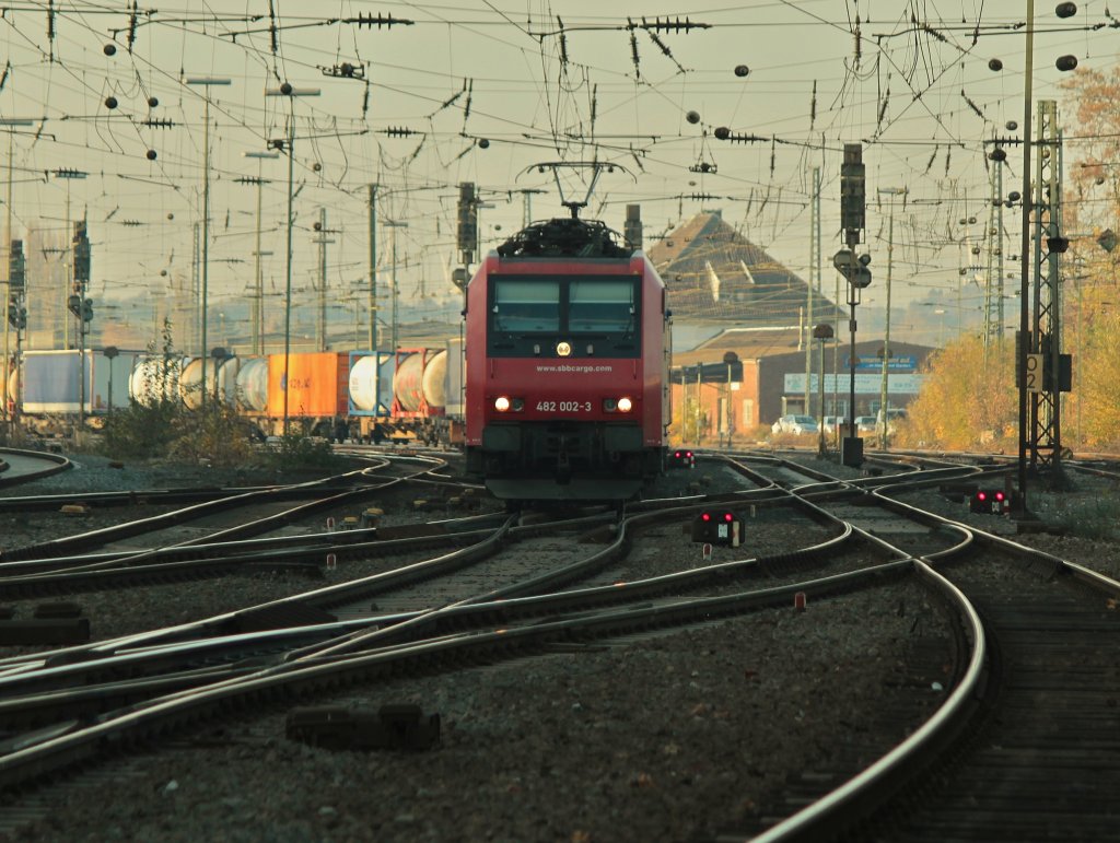 Das Gleisvorfeld liegt schon im Schatten als 482 002-3 der SBB mit einem Containerzug am 16.11.2011 Aachen West Richtung Sden verlt. 