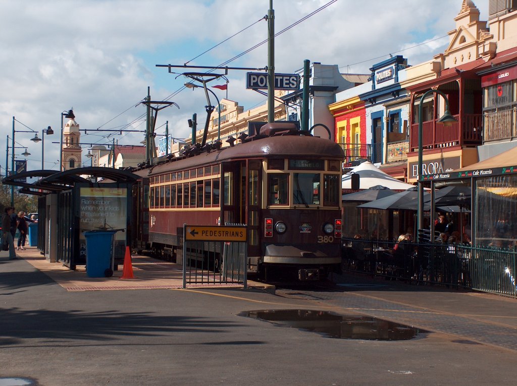 Das Glenelg Tram. Bringt einem von Adelaide Centrum nach Glenelg Beach. Das lteste von allen noch im Betrieb und leistet weitere gute Dienste. Wurde damals grad frisch Revidiert.