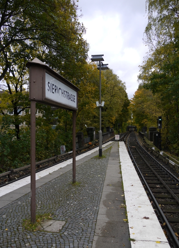 Das Haltestellenschild an der U3-Station Sierichstrae stammt noch aus der Vorkriegszeit. Nur die Glasverkleidung wurde ersetzt durch Plexiglas mit aufgeklebten Buchstaben aus Kunststoff. 24.10.2010