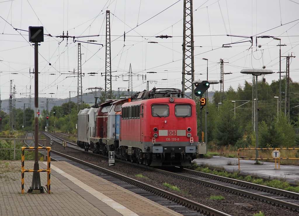 Das Hammer-Gespann nochmal im Nachschuss auf seinem Weg in Richtung Norden. Diesmal von hinten: 139 135, 212 311(NBE), 212 249(LoMo) und 185 666. Aufgenommen am 27.08.2011 in Eichenberg.